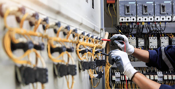 Professional Electrician technician working in Arlington Heights, IL